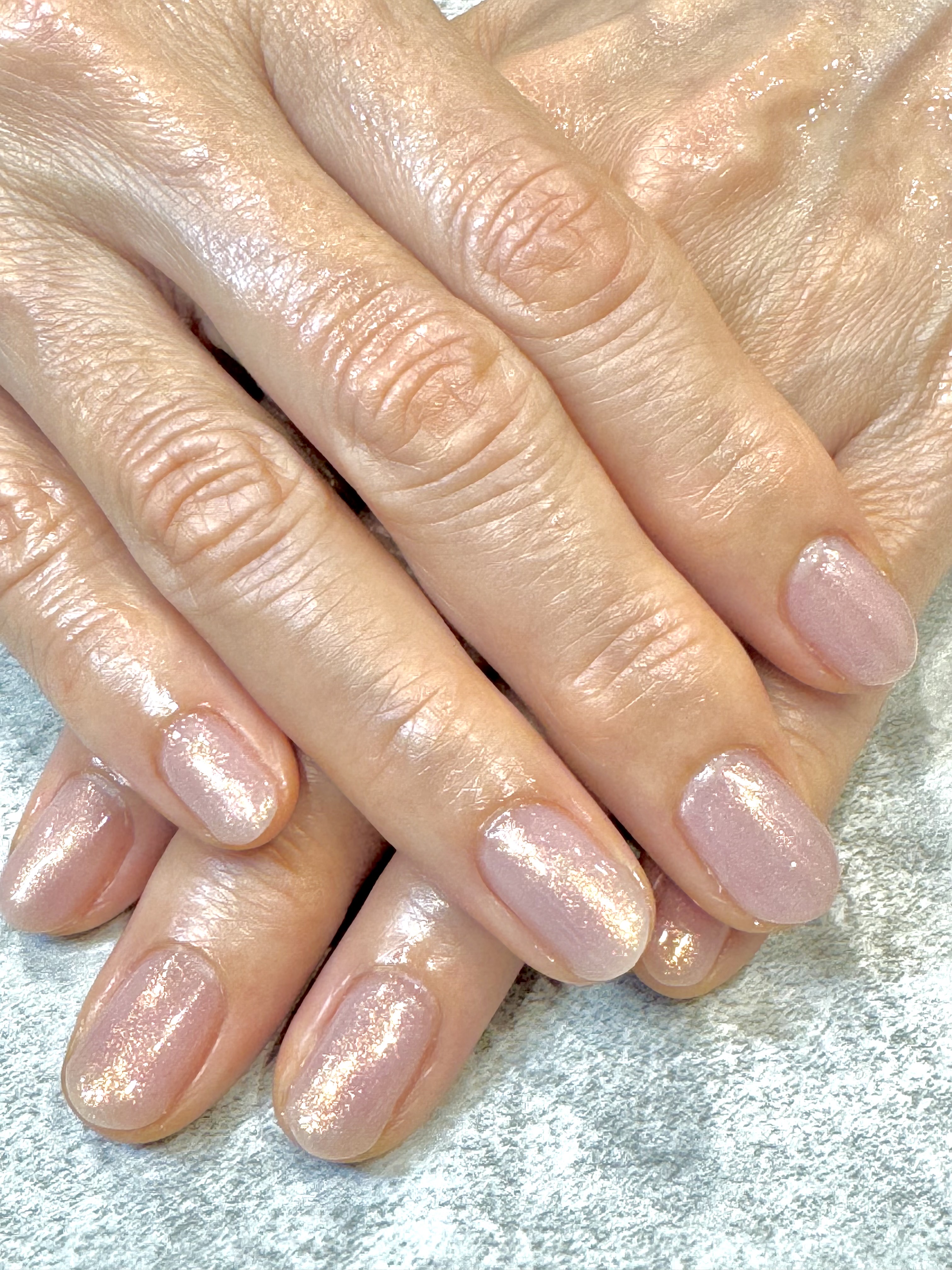 ジェルネイル施術後の手元